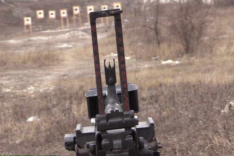 Nhưng điều đáng nói ở đây là để biến DShK thành súng bắn tỉa lính ATO chỉ thêm cho mẫu súng này vài chi tiết sửa đổi với kết cấu chính vẫn được giữ nguyên, thậm chí họ còn không thèm trang bị cho nó ống ngắm quang học và sử dụng thước ngắm cơ khí cũ trên DShK. Nguồn ảnh: ATO.