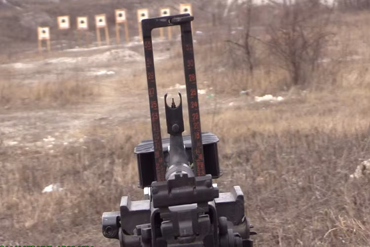 Nhưng điều đáng nói ở đây là để biến DShK thành súng bắn tỉa lính ATO chỉ thêm cho mẫu súng này vài chi tiết sửa đổi với kết cấu chính vẫn được giữ nguyên, thậm chí họ còn không thèm trang bị cho nó ống ngắm quang học và sử dụng thước ngắm cơ khí cũ trên DShK. Nguồn ảnh: ATO.