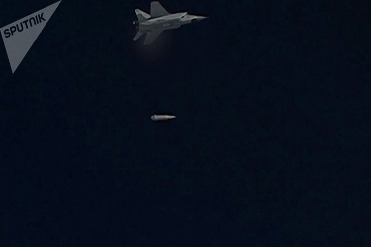 Cũng theo thông báo này, cuộc phóng thử nghiệm đã diễn ra thành công, tên lửa phá hủy hoàn toàn mục tiêu trên bãi tập khi được thả từ độ cao hàng nghìn mét. Hình ảnh tên lửa Kinzha được thả khỏi MiG-31 trong đợt thử nghiệm mới nhất. Nguồn ảnh: Bộ Quốc phòng Nga.