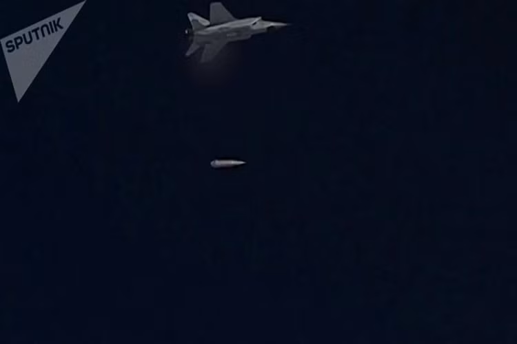 Cũng theo thông báo này, cuộc phóng thử nghiệm đã diễn ra thành công, tên lửa phá hủy hoàn toàn mục tiêu trên bãi tập khi được thả từ độ cao hàng nghìn mét. Hình ảnh tên lửa Kinzha được thả khỏi MiG-31 trong đợt thử nghiệm mới nhất. Nguồn ảnh: Bộ Quốc phòng Nga.