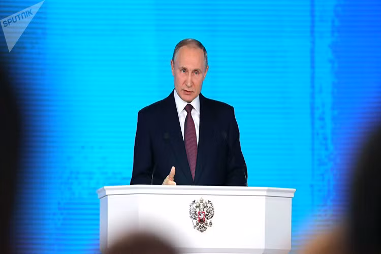 Hãng thông tấn Sputnik dẫn Thông điệp Liên bang của Tổng thống Putin có đoạn: "Trong tất cả những năm sau khi Mỹ đơn phương rút khỏi Hiệp ước ABM (Chống tên lửa đạn đạo), chúng ta đã cố gắng làm việc phát triển các thiết bị và vũ khí của tương lai. Điều này cho phép chúng ta thực hiện bước tiến nhanh chóng trong việc chế tạo ra những vũ khí chiến lược mới ", ông Putin nói. Nguồn ảnh: Sputnik.