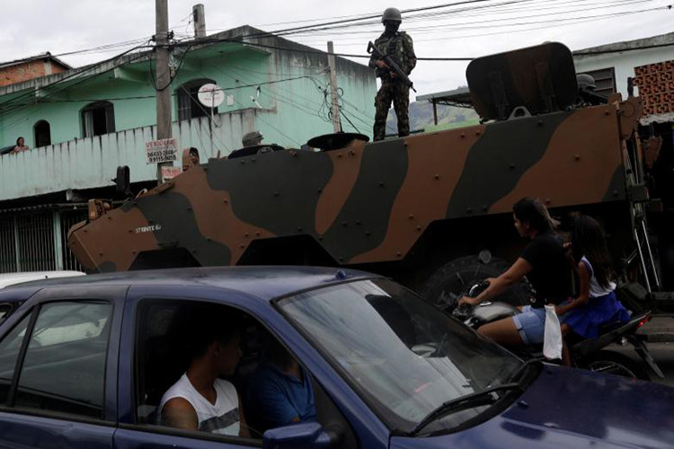Nhưng từ nói đến thực hiện ý tưởng trên là cả một quá trình khá dài mà nhiều đời Tổng thống Brazil vẫn không thể làm được, trông khi đó tình hình bất ổn ở Rio de Janeiro ngày càng mất kiểm soát hơn trước. Khi bạo lực không còn tập trung ở một số khu vực mà đã lan ra cả thành phố này. Ảnh: Reuters.