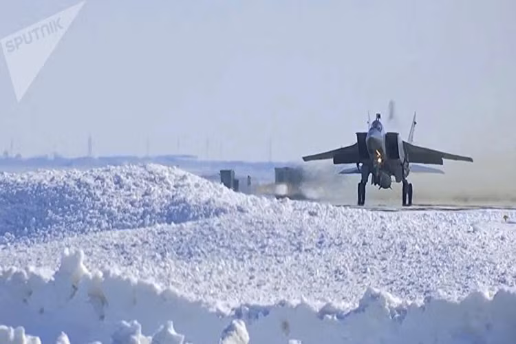 "Máy bay MiG-31 đã xuất phát từ một căn cứ không quân thuộc Quân khu phía Nam, Nga mang theo một tên lửa Kinzha trong khuôn khổ thực hiện nhiệm vụ tập luyện chiến đấu, đã hoàn thành xuất sắc nhiệm vụ của mình” Theo thông báo của Bộ Quốc phòng Nga cho biết. Nguồn ảnh: Bộ Quốc phòng Nga.