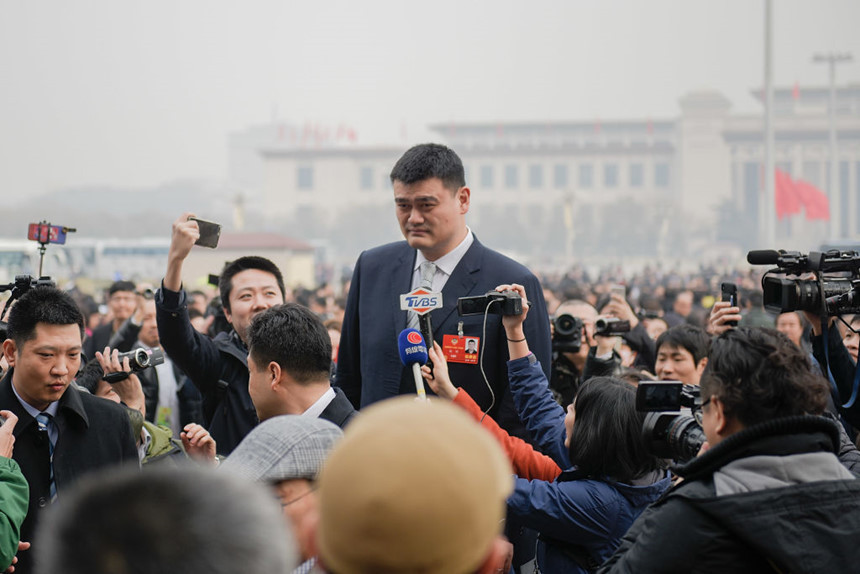 Các phóng viên không tốn nhiều thời gian để phá vỡ hàng rào cảnh vệ và tiếp cận đại biểu. Dù vậy, họ thường nhận được lời từ chối trả lời. Trong ảnh, phóng viên vây quanh vận động viên bóng rổ Diêu Minh khi ông đến dự cuộc họp Hội nghị Hiệp thương Chính trị Nhân dân. Ảnh: AFP. Ảnh: AFP.