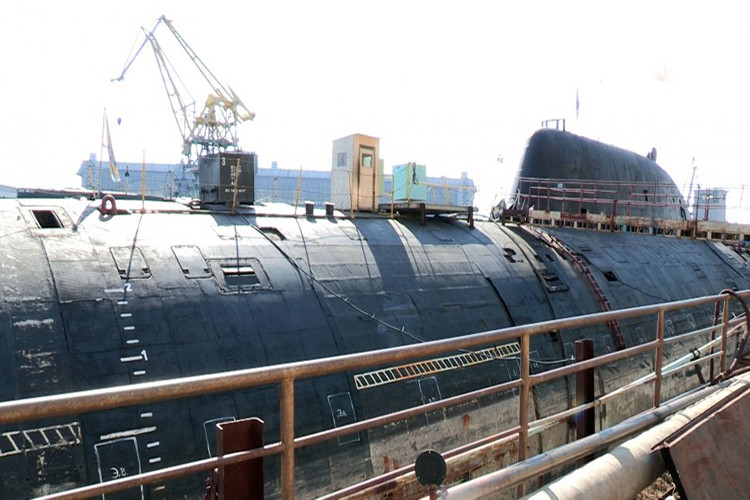 Với kế hoạch sáng ngời cho tàu ngầm 971M cũng là câu chuyện buồn - ban đầu kế hoạch là 10, sau lại cắt còn 6 và giờ là 4. Thời hạn chuyển giao tàu đầu tiên bị chuyển từ năm 2015 sang 2019. Thế mà nguồn tin ở Trung tâm sửa chữa tàu Zvezdochka cho rằng, khoảng thời gian 4 năm là quá lạc quan đối với con tàu này. Nguồn ảnh: Russian Military Forum