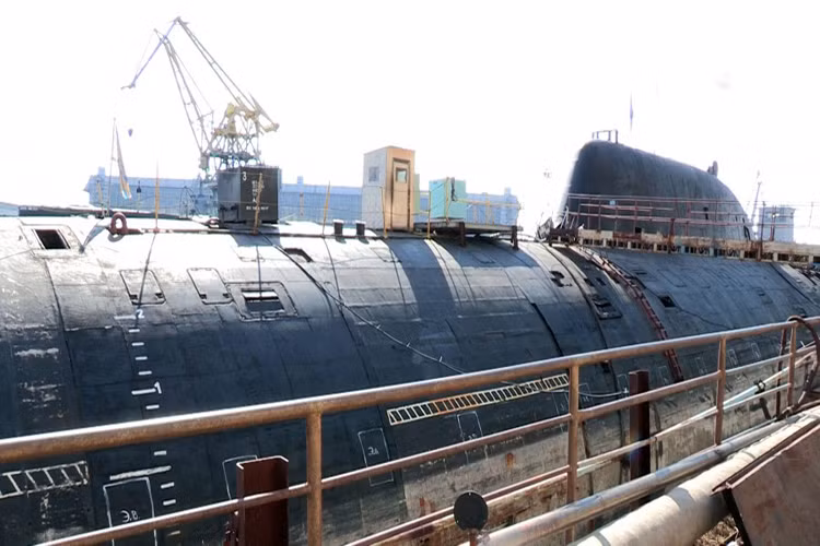 Với kế hoạch sáng ngời cho tàu ngầm 971M cũng là câu chuyện buồn - ban đầu kế hoạch là 10, sau lại cắt còn 6 và giờ là 4. Thời hạn chuyển giao tàu đầu tiên bị chuyển từ năm 2015 sang 2019. Thế mà nguồn tin ở Trung tâm sửa chữa tàu Zvezdochka cho rằng, khoảng thời gian 4 năm là quá lạc quan đối với con tàu này. Nguồn ảnh: Russian Military Forum