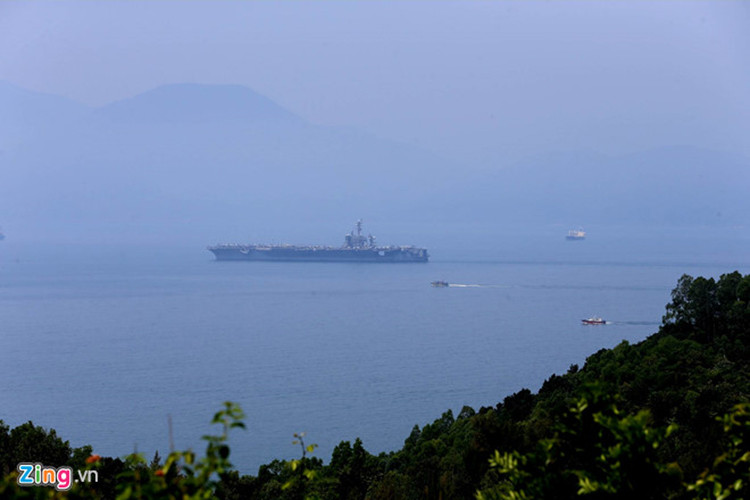 Hình ảnh tàu sân bay tiến vào khu vực neo ở cầu cảng số 0 ở cảng Tiên Sa, Đà Nẵng. Nguồn ảnh: Hải An/Zing News.