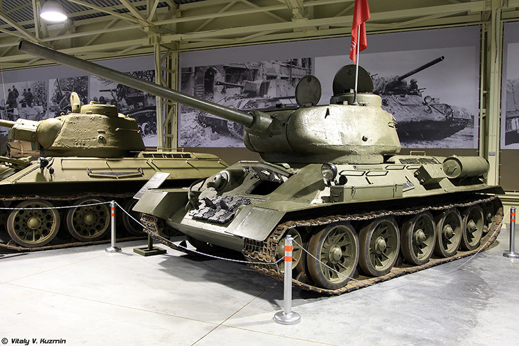 …và hơn 29.000 chiếc T-34-85 đã được sản xuất liên tục từ tháng 6/1941 tới tháng 9/1945. Trong ảnh, mẫu T-34-85 với pháo 85mm Zis-53 có khả năng xuyên thủng giáp tăng hạng nặng Tiger của Đức. Nguồn ảnh: Vitaly-Kuzmin