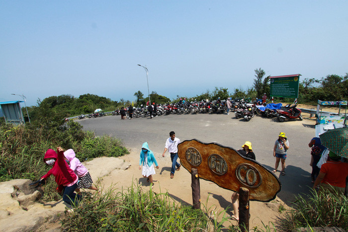 Đình Bàn cờ trên bán đảo Sơn Trà cũng là điểm thú vị để ngắm tàu sân bay Mỹ - Ảnh: Tấn Lực.