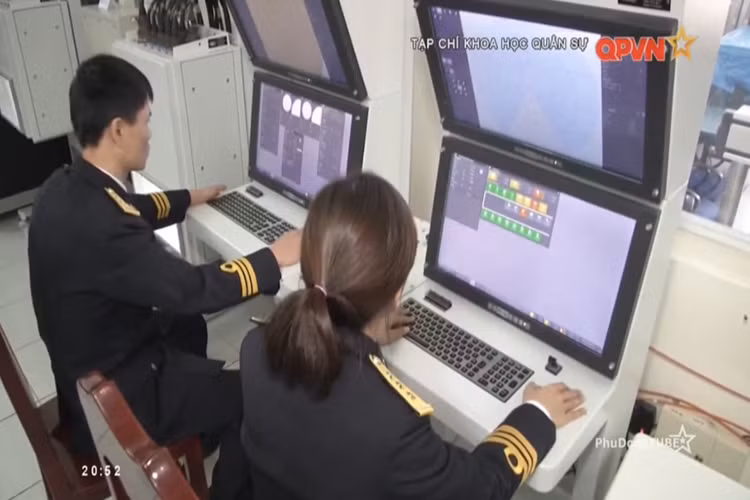 Điều này cho phép toàn bộ kíp chiến đấu của hệ thống quản lý tác chiến trên tàu có thể chia sẻ thông tin hay phối hợp tác chiến cũng nhau điều mà các hệ thống chiến đấu truyền thống không làm được. Nguồn ảnh: QPVN.