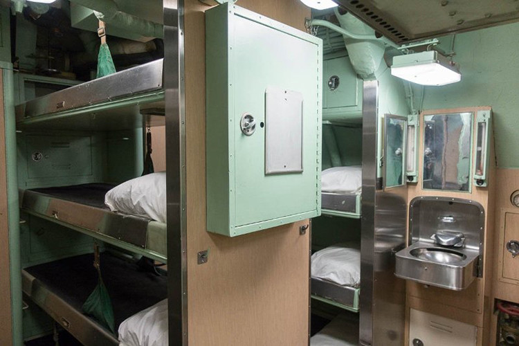 Cận cảnh khu vực nghỉ ngơi vừa đủ không gian dành cho thủy thủ đoàn. Nguồn ảnh: Arms-Expo.