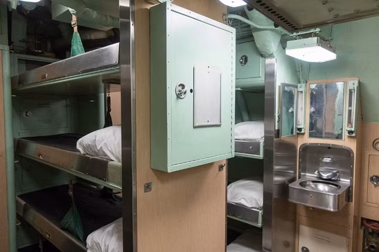 Cận cảnh khu vực nghỉ ngơi vừa đủ không gian dành cho thủy thủ đoàn. Nguồn ảnh: Arms-Expo.