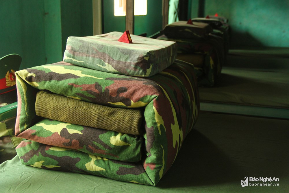 Đối với các sỹ quan có kinh nghiệm, công việc này chỉ tốn khoảng ít phút, nhưng với các tân binh, phần lớn mất khoảng 30 phút mới hoàn thành. Tuy nhiên, cũng có một số người vụng về, mất cả tiếng mới hoàn thành. "Nếu như vậy thì tân binh đó sẽ phải dậy lúc 4h30, sớm hơn một tiếng để gấp" - Thiếu úy Nguyễn Đình Phương - Trung đội trưởng phụ trách một trung đội tân binh kể. Ảnh: Tiến Hùng.