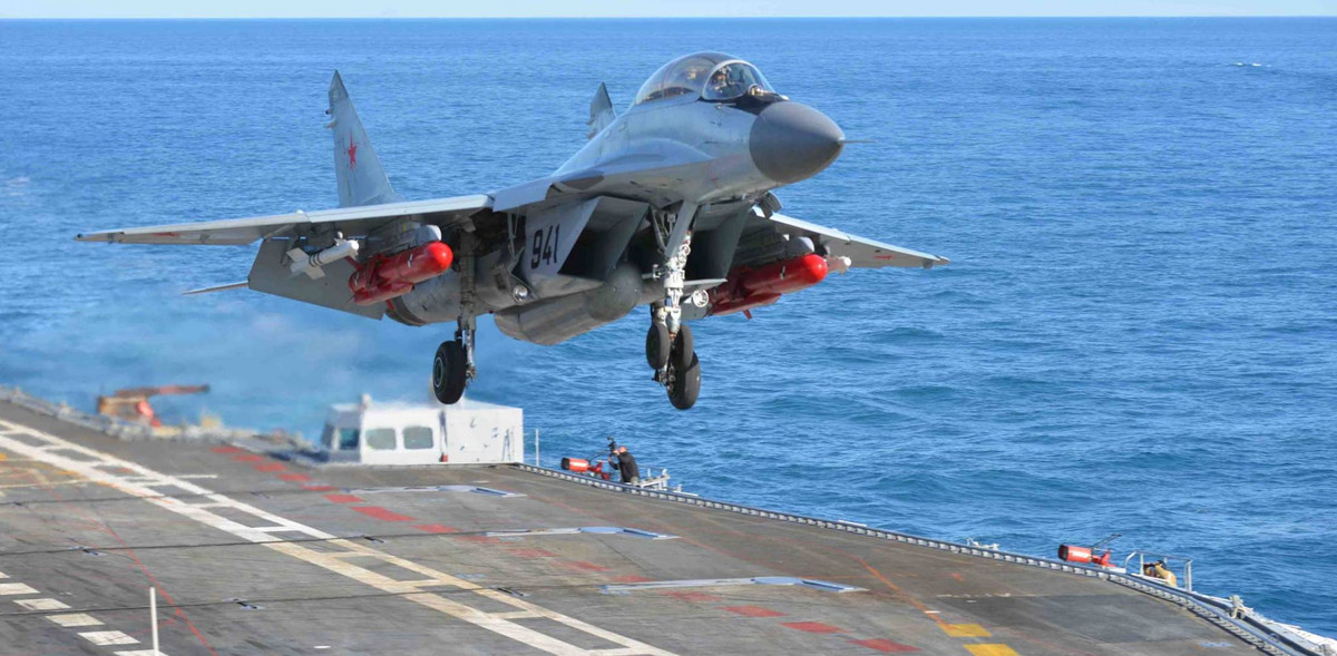 Với việc chính thức triển khai tiêm kích hạm MiG-29K trên tuần dương hạm chở máy bay Đô đốc Kuznetsov, giới chuyên gia quân sự Nga tự tin cho rằng, chỉ cần 4 chiếc MiG-29K trang bị 8 đạn tên lửa Kh-31A là đủ khả năng hạ gục tàu sân bay đối phương ở khoảng cách 160km. Nguồn ảnh: Ain