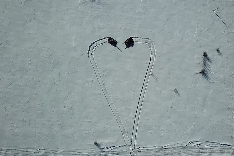 Và món quà họ muốn gửi tới các chị em trong Quân đội Nga chính là một trái tim khổng lồ trên tuyết được tạo ra bởi chính những chiếc T-80BV. Nguồn ảnh: Bộ Quốc phòng Nga.