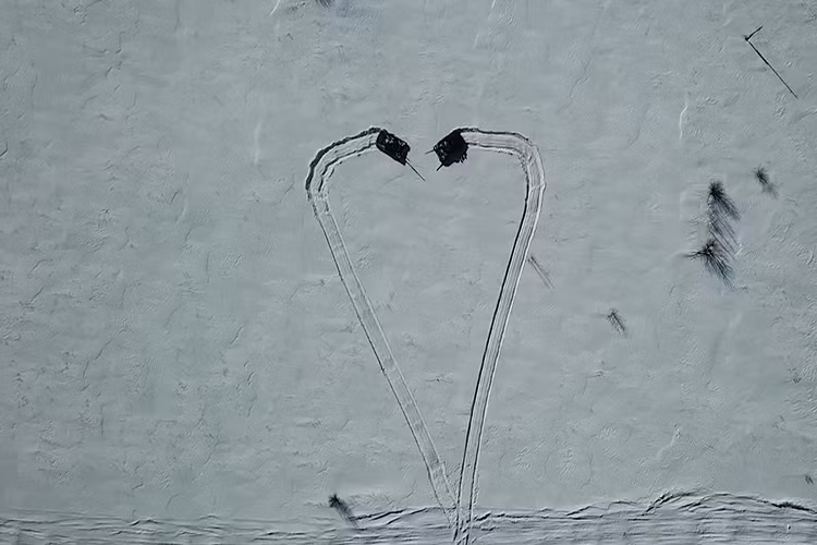 Và món quà họ muốn gửi tới các chị em trong Quân đội Nga chính là một trái tim khổng lồ trên tuyết được tạo ra bởi chính những chiếc T-80BV. Nguồn ảnh: Bộ Quốc phòng Nga.