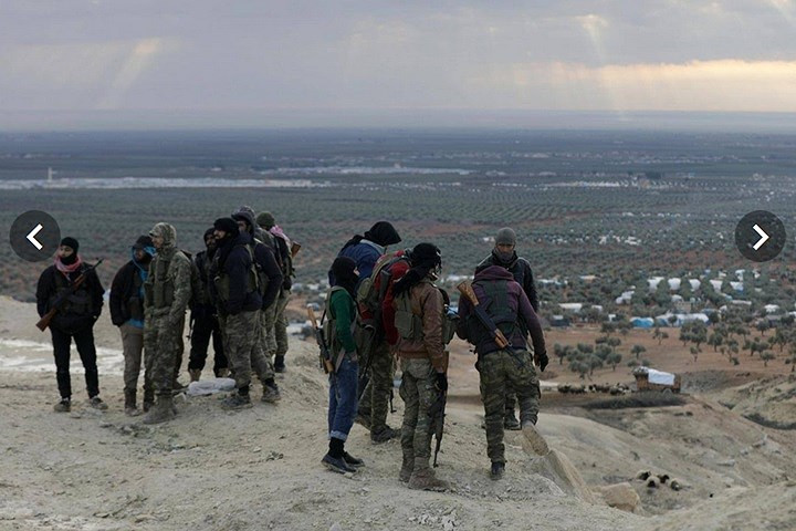Các chiến binh FSA (Quân đội Syria Tự do) có mặt ở núi Barsaya vào ngày 28/1. Ảnh: Reuters.