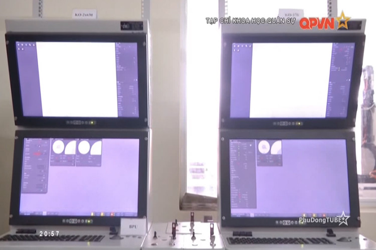 Các hệ thống điều khiển pháo sau cải tiến về mặt chức năng tương tự các hệ thống điều khiển pháo trên tàu, nhưng có nhiều điểm ưu việt hơn, thứ nhất là hệ thống điều khiển pháo này sử dụng các máy tính số tốc độ cao để nâng cao tốc độ tính toán, điểm thứ hai là nó có thể lấy được nhiều điểm mục tiêu hơn khi bắn so với các hệ thống cũ và ưu điểm thứ ba là hệ thống này có thiết kế hoàn toàn mới, ngoài ra nó còn dễ vận hành cũng như dễ đảm bảo kỹ thuật. Nguồn ảnh: QPVN.