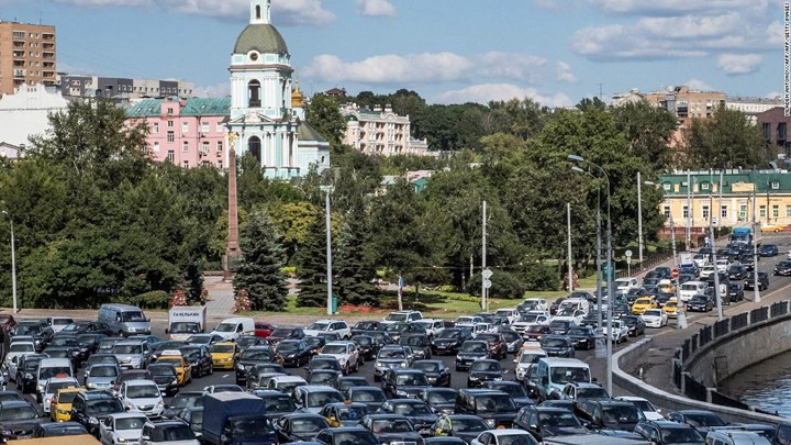 Đứng thứ 2 trong danh sách các thành phố có giao thông tồi tệ nhất là Moscow của Nga. Thời gian trung bình mà tài xế ở thủ đô của Nga phải ở trên đường trong giờ cao điểm là 92 giờ.