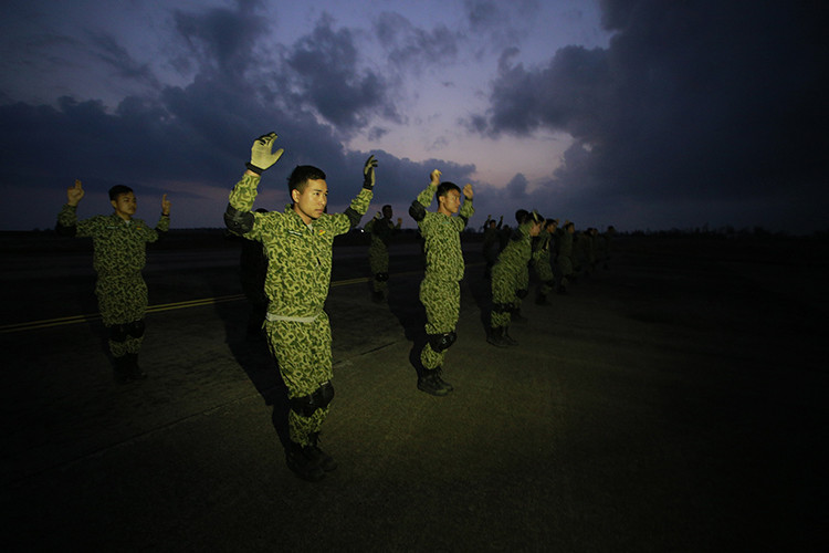 Những người lính phải vận động thử để kiểm tra trang phục bảo hộ hay đồ đạc mang theo người.