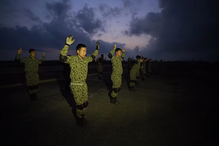 Những người lính phải vận động thử để kiểm tra trang phục bảo hộ hay đồ đạc mang theo người.