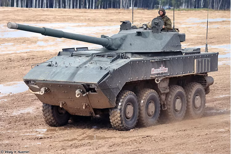 Dựa trên những thông tin có được cho tới thời điểm hiện tại mẫu xe tăng hạng nhẹ mới của Nga sẽ là sự kết hợp giữa nền tảng pháo tự hành chống tăng 2S25 Sprut-SD và khung gầm cơ sở của Bumerang, mà như chúng ta có thể thấy ở trong hình. Tất nhiên hình ảnh này không phải là thật mà chỉ là hình ảnh mô phỏng của thiết kế xe tăng hạng nhẹ đầu tiên của Nga. Nguồn ảnh: gurkhan.blogspot.