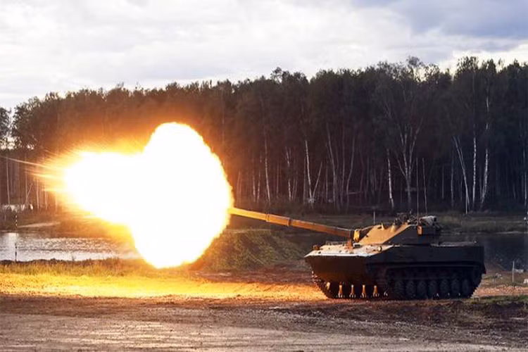 Còn về hỏa lực có một điều chắc chắn là mẫu xe tăng hạng nhẹ của Nga “ăn đứt” các dòng xe tăng hạng nhẹ của châu Âu, khi nó được trang bị cỡ nòng lên đến 125mm có tầm bắn lên đến 2.000 mét với đạn thông thường và 5.000 với đạn tên lửa chống tăng dẫn đường. Trong khi đó các dòng xe tăng hạng nhẹ của châu Âu chỉ được trang bị pháo 105mm hoặc cao nhất cũng 120mm, và quan trọng nhất là chúng không được trang bị tên lửa. Nguồn ảnh: Vitaly Kuzmin.
