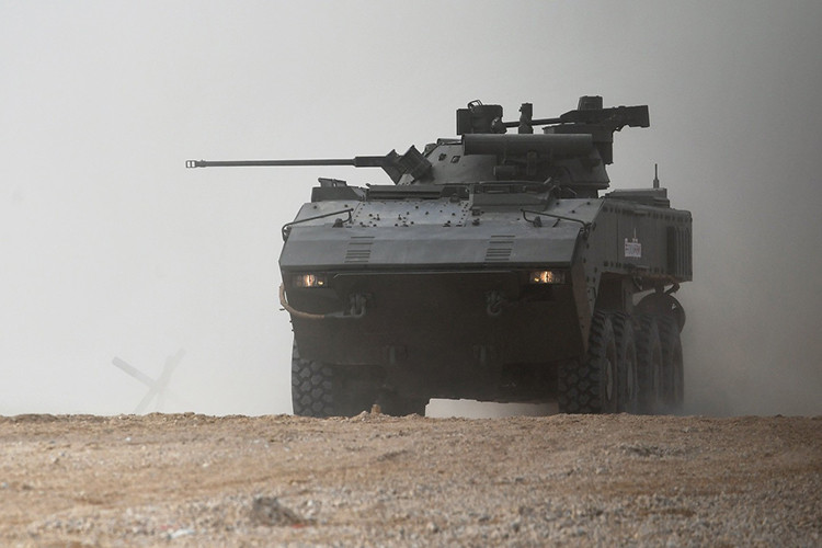 Theo Sputnik, dòng xe tăng bánh lốp đầu tiên của nước Nga đang được phát triển dựa trên không gầm cơ sở của dòng xe bọc thép Bumerang, được Quân đội Nga giới thiệu lần đầu tiên vào năm 2015. Vậy thiết kế của mẫu xe tăng hạng nhẹ đầu tiên của Nga sẽ trông như thế nào? Nguồn ảnh: Life.ru.