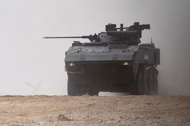 Theo Sputnik, dòng xe tăng bánh lốp đầu tiên của nước Nga đang được phát triển dựa trên không gầm cơ sở của dòng xe bọc thép Bumerang, được Quân đội Nga giới thiệu lần đầu tiên vào năm 2015. Vậy thiết kế của mẫu xe tăng hạng nhẹ đầu tiên của Nga sẽ trông như thế nào? Nguồn ảnh: Life.ru.