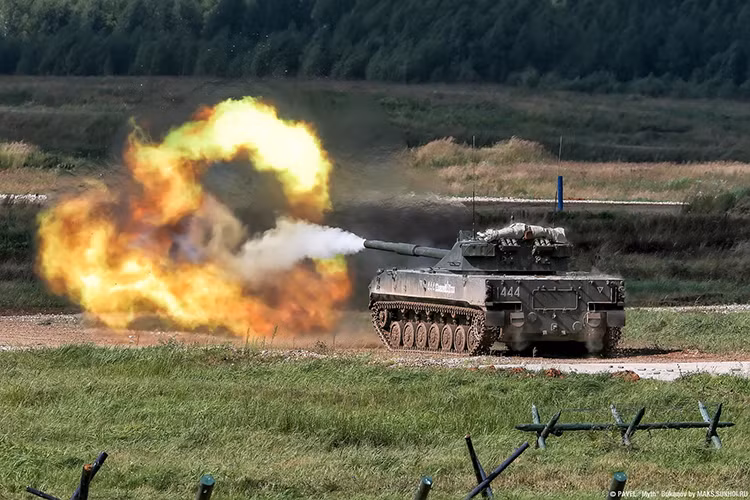 Pháo chính trên xe tăng hạng nhẹ Nga, có tốc độ bắn cũng ở mức kỷ lục từ 6-8 phát trên phút, được trang bị máy nạp đạn tự động, kết hợp với đó là hệ thống kiểm soát hỏa lực và cân bằng tiên tiến cho phép nó có thể tiêu diệt mục tiêu ngay từ phát đạn đầu tiên. Tháp pháo của chiếc xe tăng này cũng có thể xoay 360 độ. Trong ảnh là pháo chống tăng tự hành 2S25 Sprut-SD. Nguồn ảnh: Foto.ru.