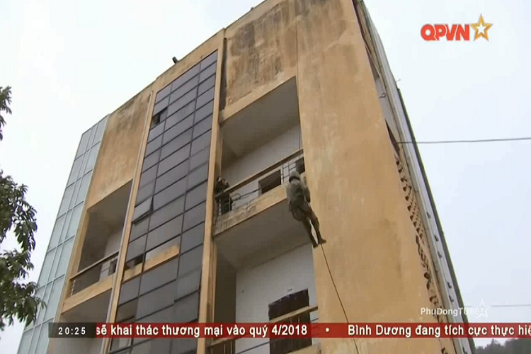 Tụt dây chiến thuật là một động tác khó nó đòi hỏi sự dũng cảm, bản lĩnh, sự nhanh nhẹn, khéo léo và dứt khoát... Đây là nội dung không hề dễ dàng ngay với cả các nam chiến sĩ đặc công có kinh nghiệm, và với những cô gái tuổi mười tám, đôi mươi mới rời ghế nhà trường thì nội dung này còn khó hơn gấp bội. Nguồn ảnh: QPVN.