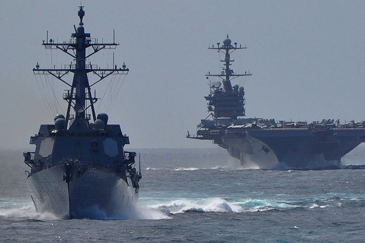 Tàu Mustin (bìa trái) đi gần một tàu sân bay của Mỹ. Ảnh: Reddit.