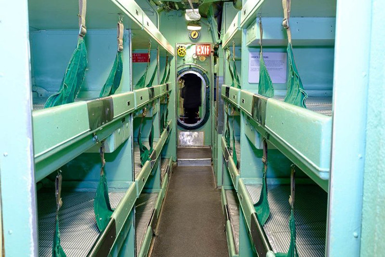 Ngay cả tàu ngầm hiện đại, cũng khó mà đòi hỏi không gian cá nhân rộng cho thủy thủ. Nguồn ảnh: Arms-Expo.