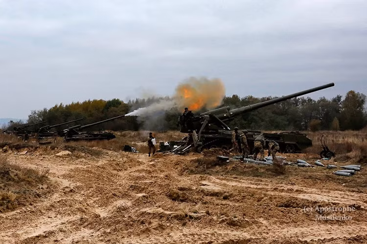 Cũng theo vị chuyên gia này, việc sử dụng các loại vũ khí chính xác cao như tên lửa và đạn thông minh chỉ phù hợp với đối phương không có khả năng chế áp điện tử và hệ thống phòng không mạnh mẽ: “Nếu đối phương có đủ phương tiện gây nhiễu và đối kháng điện tử đủ vô hiệu hóa kênh dẫn đường vô tuyến và định vị vệ tinh GPS hay GLONASS, tất cả những thứ vũ khí thông minh bạn có sẽ trở thành đồ vô dụng. Khi đó pháo binh với phương thức dẫn đường truyền thống bằng “bút và bản đồ” sẽ là sự lựa chọn không tồi”. Nguồn ảnh: Russia Beyond