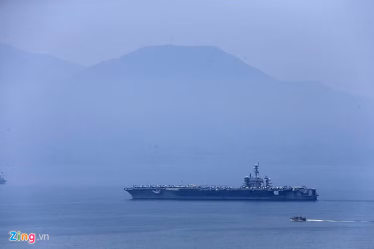 Được biết, trong các ngày ở Đà Nẵng, đại diện tàu sân bay sẽ chào xã giao với lãnh đạo TP Đà Nẵng, Quân khu 5, Bộ Quốc phòng. Các buổi gặp gỡ này sẽ được tổ chức tại Trung tâm hành chính TP Đà Nẵng và Bộ Tư lệnh quân khu 5. Các hoạt động trao quà cho trẻ em khuyết tật, trung tâm bảo trợ xã hội, nạn nhân chất độc da cam sẽ được tổ chức tại trụ sở các cơ sở này. Nguồn ảnh: Hải An/Zing News.