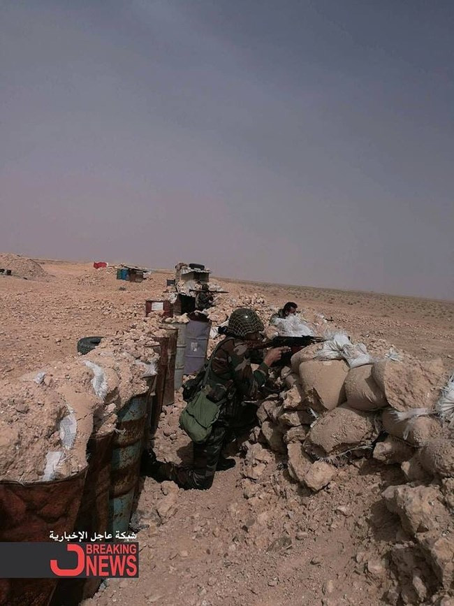 Lực lượng tình báo quân sự Syria cho biết, các nhóm Hồi giáo cực đoan ở thị trấn al-Tanaf đã tập trung vũ khí đạn dược, bí mật vận chuyển tới khu vực Đông Ghouta và khu vực đông Qalamun. Ảnh: South Front.