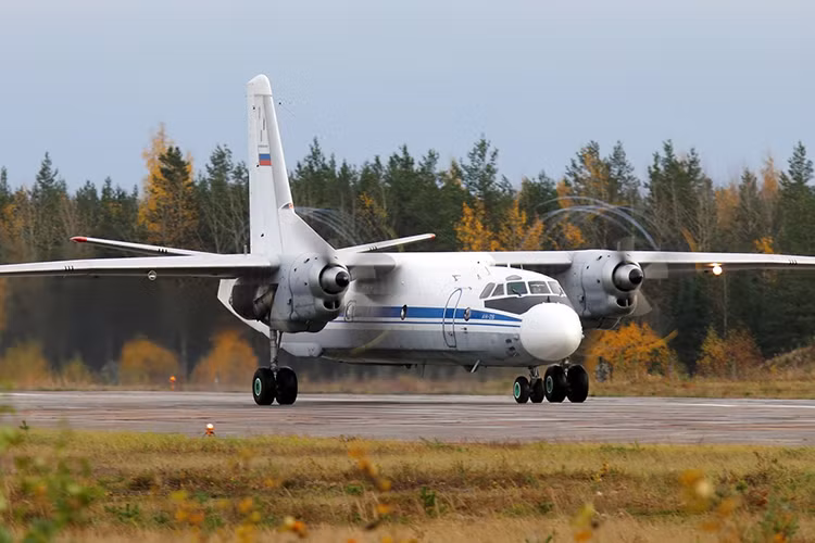 Antonov An-26 (định danh NATO “Curl”) là dòng máy bay vận tải quân sự hai động cơ do Liên Xô thiết kế và sản xuất từ 1969-1986. Nó có khả năng chở 40 người hoặc 5,5 tấn hàng, bay xa 2.500km hoặc 1.100km với tải trọng tối đa, tốc độ bay 440km/h. Nguồn ảnh: Wikimedia.