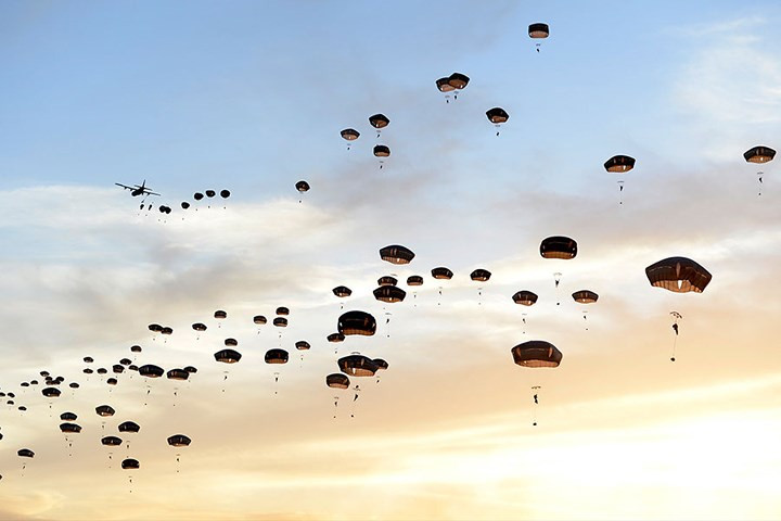 Lính dù Anh và Mỹ tham gia tập trận đổ bộ tấn công tại Fort Bragg.