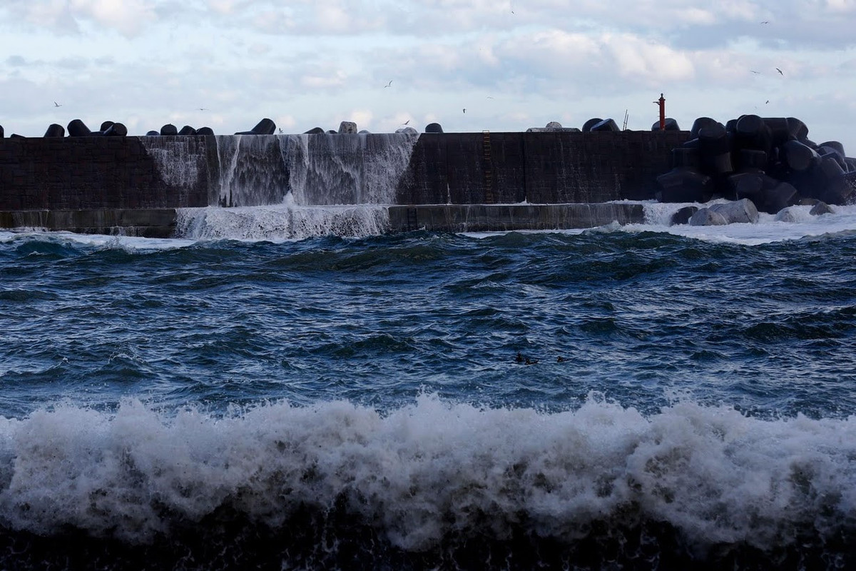 Sau thảm họa kép, một số nơi đã cấm các hoạt động xây dựng tại những khu vực bằng phẳng gần biển nhất, cũng như di tản người dân đến khu vực cao hơn. Một số nơi như Rikuzentakata, người dân bồi đắp nền đất cao thêm vài mét trước khi xây dựng.