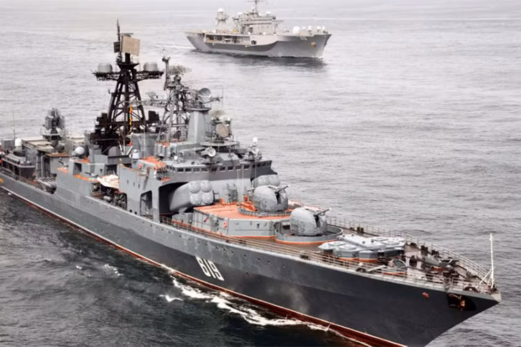 Với vài hình ảnh tiêu biểu từ các tàu chiến Mỹ hoạt động ở Biển Đen cho thấy, người Nga luôn giám sát chặt mọi động thái của Mỹ trong khu vực bằng cách này hoạt cách khác. Và dĩ nhiên khi cần thiết họ sẽ can thiệp nếu như các tàu chiến Mỹ vượt quá giới hạn. Nguồn ảnh: Yahoo.