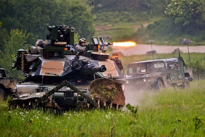 Chiến tăng chủ lực M1A2 Abrams tấn công mục tiêu trong cuộc tập trận tại thao trường Hohenfels ở Đức.