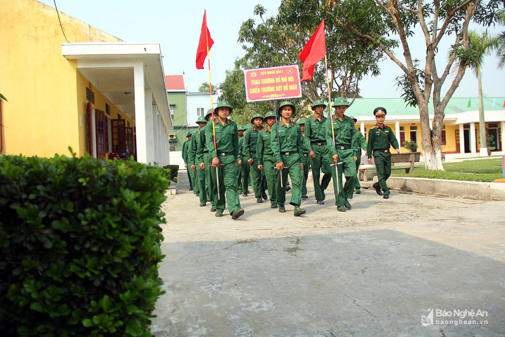 Sau khi tập thể dục buổi sáng, vệ sinh cá nhân và ăn cơm, đúng 7h sáng, các tân binh sẽ có mặt ở thao trường để được huấn luyện. "Nếu đến giờ mà tân binh vẫn chưa gấp xong chăn màn, hoặc gấp chưa đạt thì buổi trưa lúc mọi người đi nghỉ sẽ phải tranh thủ gấp lại" - Thiếu úy Phương cho hay. Ảnh: Tiến Hùng.