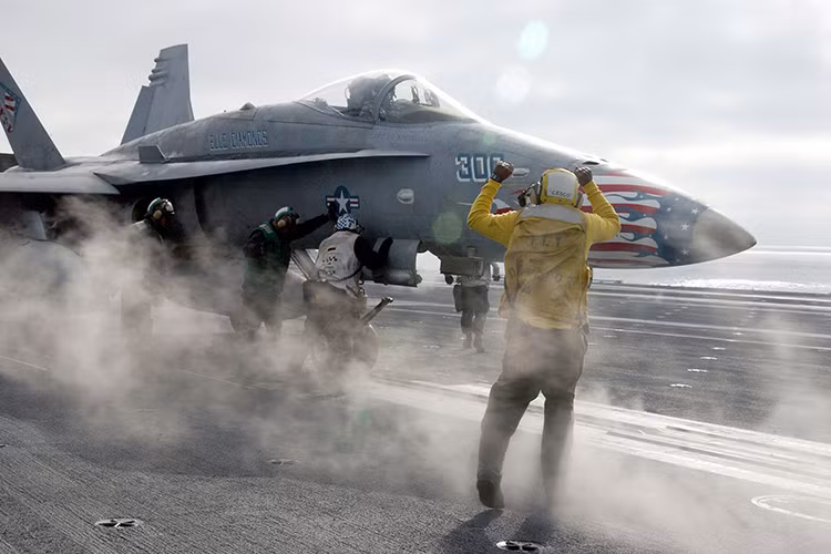 So với Super Hornet, Hornet kém hơn về tầm bay cũng như tải trọng, tuy nhiên chúng hoàn toàn đủ khả năng đáp ứng mọi nhiệm vụ tác chiến từ hộ tống, bảo vệ hạm đội, chế áp lực lượng phòng không đối phương (SEAD), ngăn chặn tiếp tế trên không, hỗ trợ gần trên không và trinh sát. Nguồn ảnh: Wikipedia.