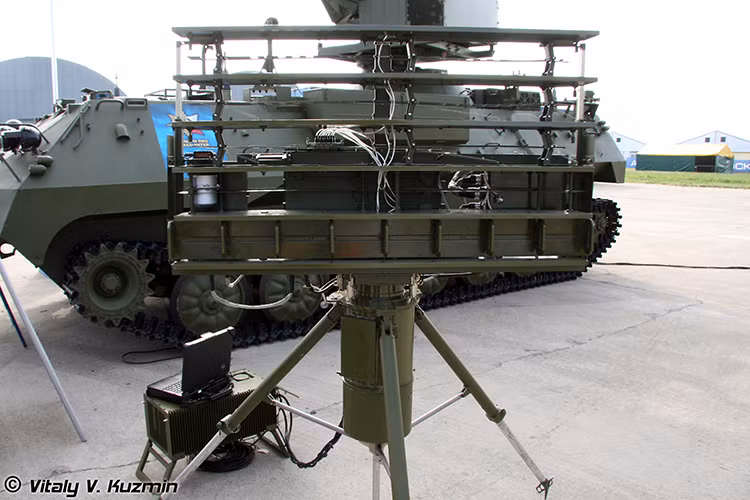 Theo đó nhiệm vụ của 1L122-1E là phát hiện, định vị, theo dõi máy bay, tên lửa hành trình, và các vật thể bay khác. Tiến hành các hoạt động xác định mục tiêu bay để phân biệt bạn thù. Hình ảnh 1L122-1E với biến thể di động xách tay dành cho bộ binh. Nguồn ảnh: Wikimedia.