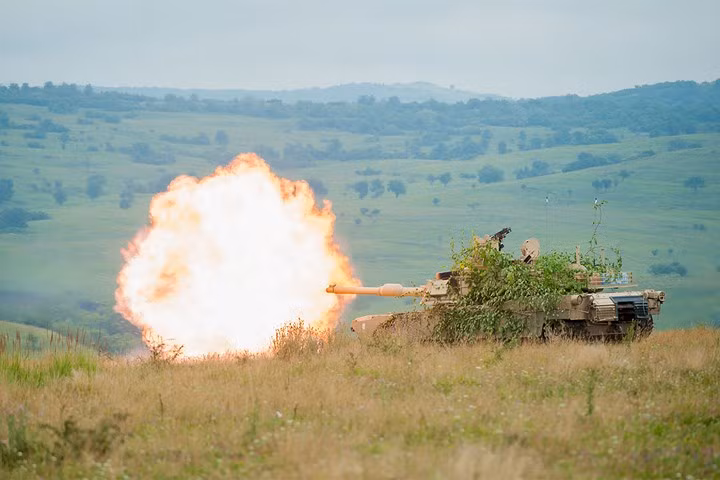 Binh sĩ Mỹ khai hỏa xe tăng M1A2 Abrams trong cuộc tập sận Saber Guardian tại Romania.