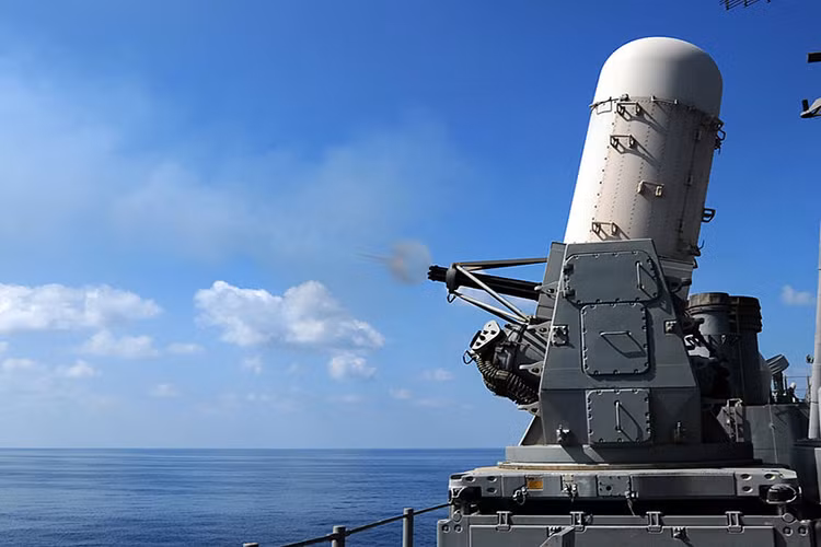Hai bệ pháo cao tốc 6 nòng Phalanx CIWS chuyên đánh chặn tên lửa diệt hạm nguy hiểm của Nga. Nguồn ảnh: Wikipedia