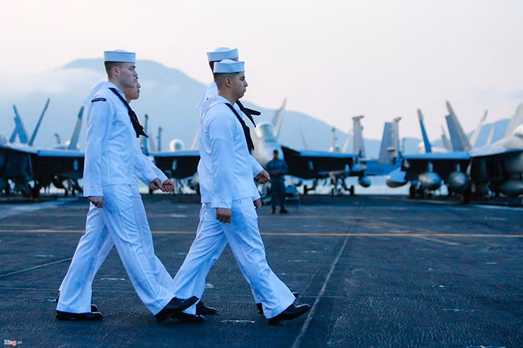 USS Carl Vinson là một trong 10 siêu tàu sân bay hạt nhân lớp Nimitz của Hải quân Mỹ. Tàu có biệt danh "Đại bàng Vàng" (Golden Eagle), với khẩu hiệu là "Sức mạnh từ biển cả" (Vis Per Mare). Tàu sân bay này bắt đầu đi vào hoạt động chính thức từ năm 1982. Nguồn ảnh: Zing News.