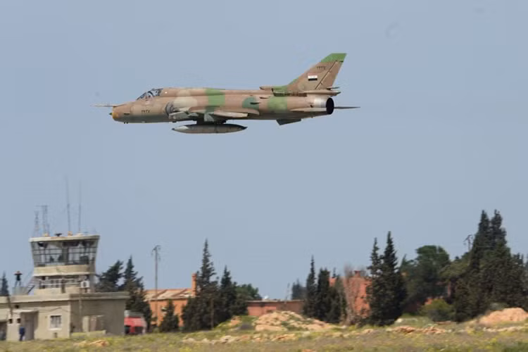 Kể từ năm 2011 tới nay, phi đội Su-22M4 và các chiến đấu cơ khác của Không quân Syria dù hứng chịu nhiều tổn thất nhưng tới nay lực lượng này vẫn hàng ngày, 24/24 giờ thực hiện nhiều nhiệm vụ khác nhau trên chiến trường. Và điều may mắn là phạm vi tham chiến của họ ngày càng được thu hẹp khi có tới hơn 70% diện tích lãnh thổ đã được giải phóng. Nguồn ảnh: FalkeEins.