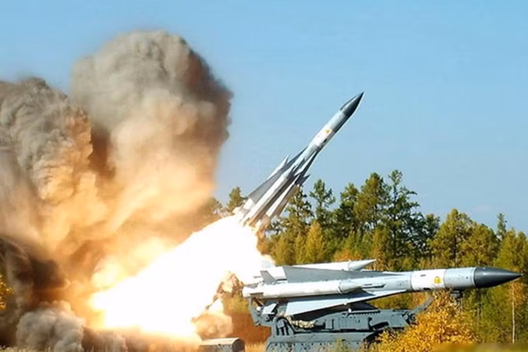 1.950 bệ phóng tên lửa phòng không tầm xa S-200 Angara/Vega/Dubna với 300 trận địa phủ khắp lãnh thổ Liên Xô. Loại tên lửa này được thiế kế để phòng thủ trước một cuộc tấn công bằng máy bay ném bom chiến lược quy mô lớn. Tên lửa có kích thước rất lớn, tầm bắn cực xa, ví dụ phiên bản S-200D Dubna bắn xa 400km, trần bắn 30m tới 40km. Nguồn ảnh: Wikipeida