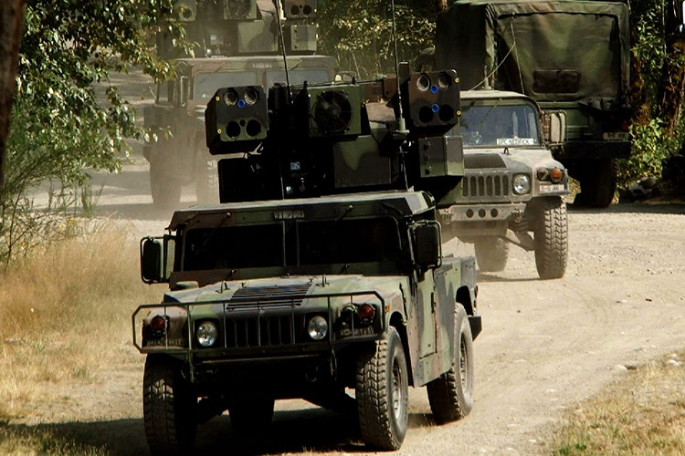 Một đơn vị chiến đấu Avenger của Lục quân Mỹ với hai hệ thống phóng cùng một xe chỉ huy. Nguồn ảnh: Quân đội Mỹ.